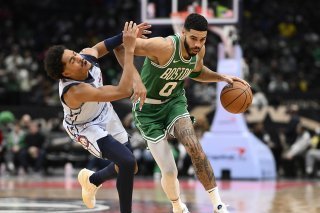 Jayson Tatum déborde Jordan Poole pour une septième victoire de rang de Boston face à Washington. KEYSTONE/AP/Nick Wass